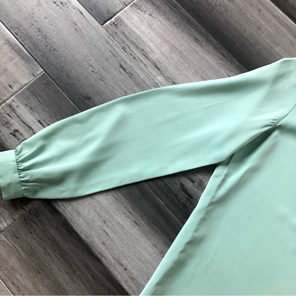 Vintage 70s-80s St. John Seafoam Button Front Long Sleeve Blouse - Picture 4 of 15